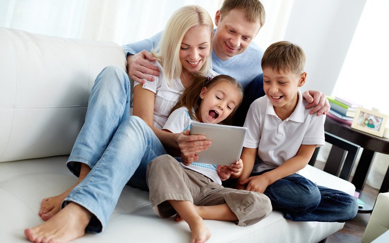 comment-choisir-un-logiciel-de-controle-parental-pour-proteger-ses-enfants-et-lutter-contre-le-harcelemnt-famille-regarde-une-tablette